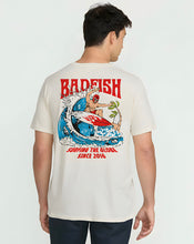 Cargar imagen en el visor de la galería, SURFING THE GLOBE TEE
